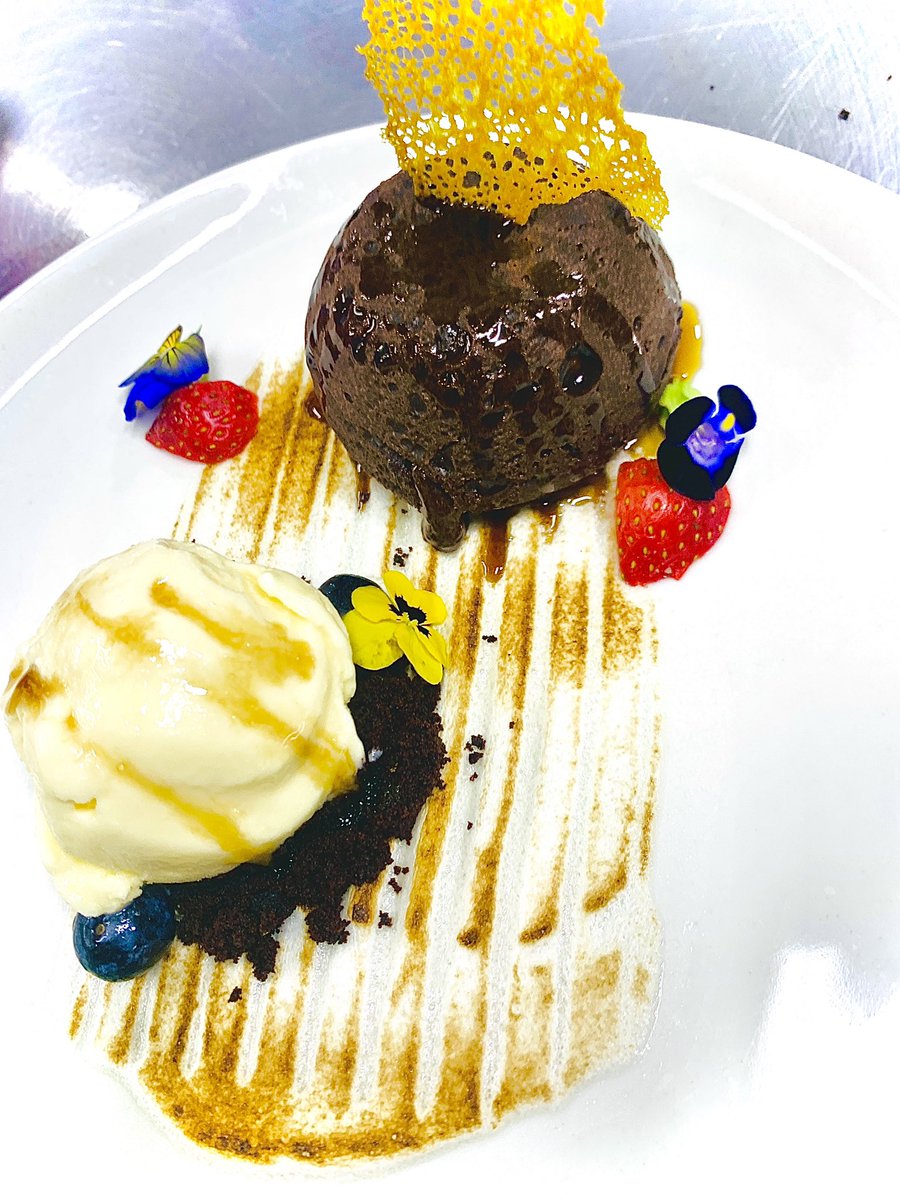 dulas_martin's tweet photo. The Decadence of the chocolate lava cake will have your heart melting in each and every bite 🤤😋

Chocolate Lava Cake | Vanilla ice cream | Espresso syrup 

#gourmet #chocolatecake #foodphotography #dessert #travel #foodies #durbantourism #yummy #delicious #recipe #bonappetit https://t.co/0p2LzZ6M2l