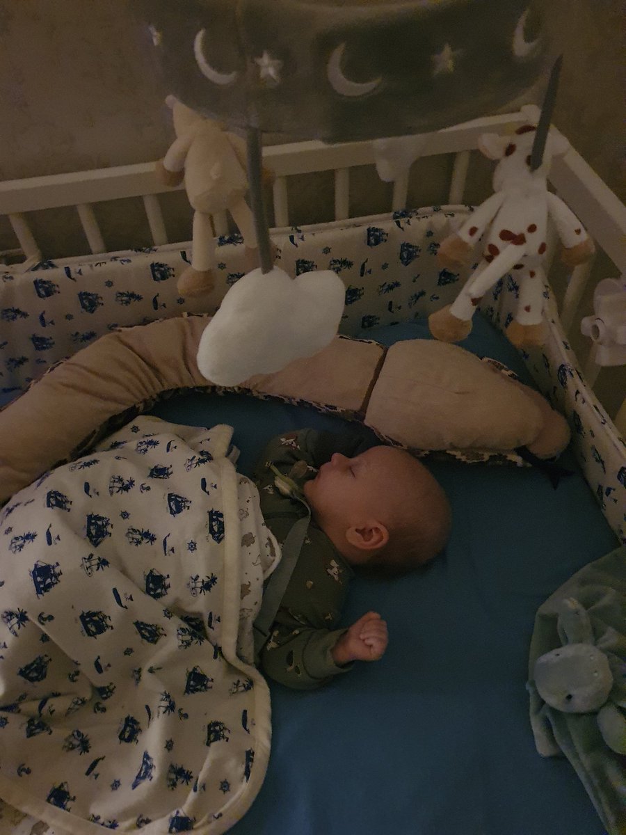Lillen sov själv i sin spjälsäng igår för 1a gången. Tidigare har han bara velat sova i famnen. Så löjligt stolt mamma! 🥰👩‍👦