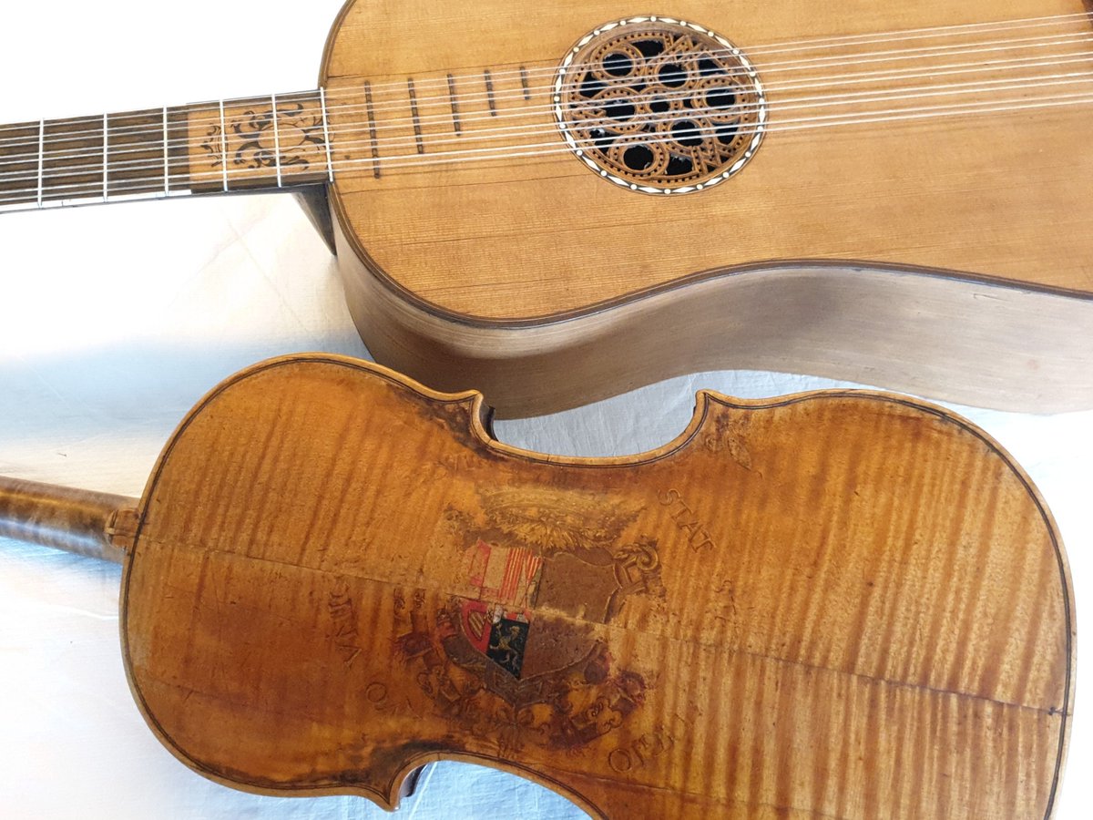 echard_jp's tweet image. Raretés crémonaises du #museedelamusique @philharmonie : L'une des quelques guitares d'Antonio #Stradivari (vers 1680) côtoie le ténor de violon d'Andrea #Amati (avant 1568), aux armes d'Élisabeth de Valois, épouse de Philippe II d'Espagne. #cremone #stradivarius