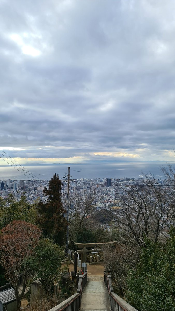 A few days ago, having nothing else to do in the morning during the trip. So yeah, I decided to hike a random hill in Kobe