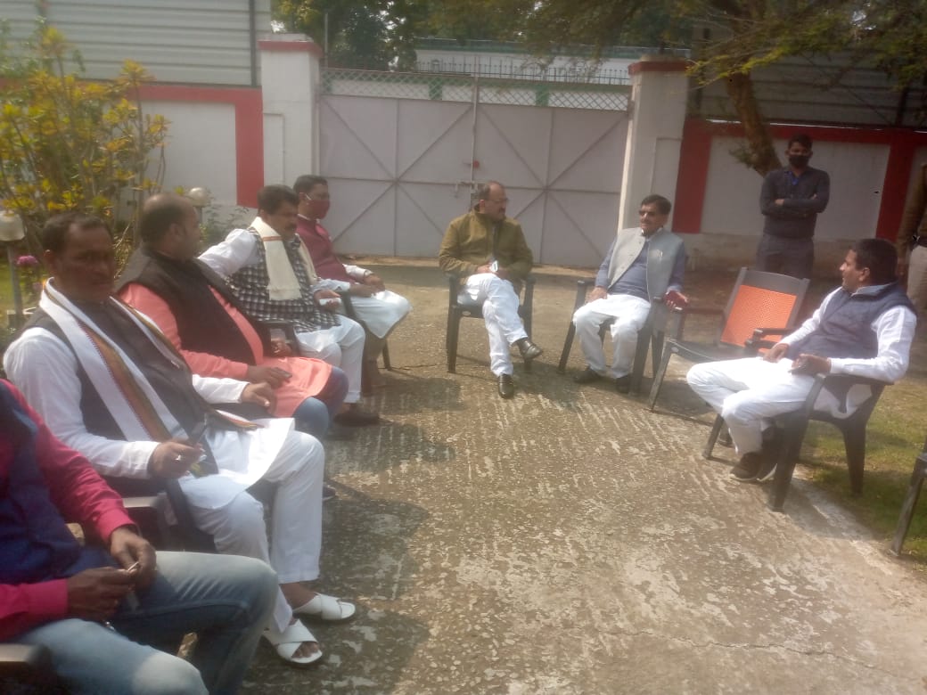 INCgraterpatna's tweet photo. @INCIndia बिहार प्रभारी श्री @virenderrathor जी @INCBihar अध्यक्ष @DrMadanMohanJha जी विधायक दल के नेता @ajeetsharmainc विधायक श्री छत्रपति यादव जी @KumarAshish_INC के साथ आगामी विधान परिषद के 24 सीटों पर होने वाले चुनाव पर पटना जिलास्तर प��� विचार-विमर्श करते हुए। https://t.co/pXRljx1Fvz