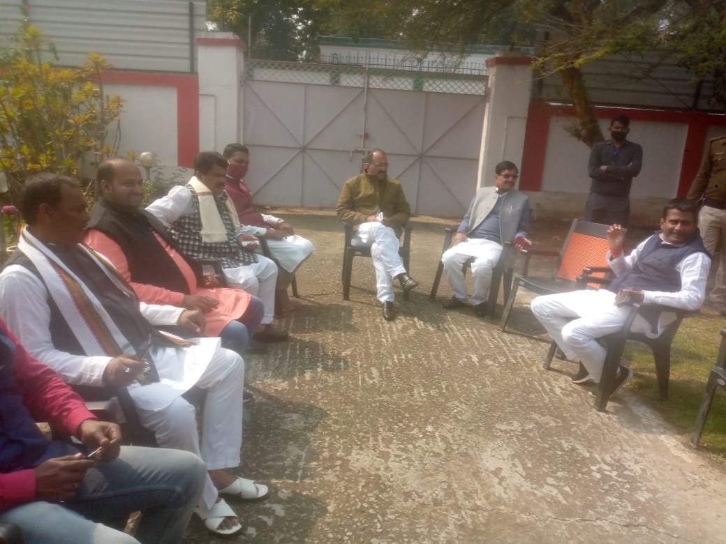 INCgraterpatna's tweet photo. @INCIndia बिहार प्रभारी श्री @virenderrathor जी @INCBihar अध्यक्ष @DrMadanMohanJha जी विधायक दल के नेता @ajeetsharmainc विधायक श्री छत्रपति यादव जी @KumarAshish_INC के साथ आगामी विधान परिषद के 24 सीटों पर होने वाले चुनाव पर पटना जिलास्तर प��� विचार-विमर्श करते हुए। https://t.co/pXRljx1Fvz