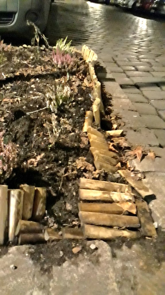 DasBoes's tweet photo. Die #Autobubble spricht sich gegen Grünflächen aus, weil die werden ja nur zugesifft. Daher solle man lieber Parkplätze bauen.
Wenn ich sehe wie die Leutr Grünflächen 'liebevoll' kaputtparken wünsche ich mir viel eher autofreie Kieze.
Das ist kein Miteinander mehr. https://t.co/69QGk6HCHF