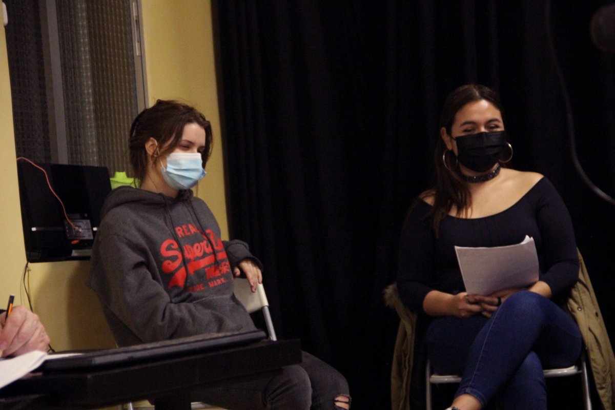 Metodomadrid's tweet photo. Fotos tomadas durante la clase del "#actor dirigido", momentos después del ensayo de la #escena, comentando y recibiendo crítica del trabajo realizado.

https://t.co/2izxr0lEPM

#BonnieMorín #MethodActing #actormadrid #interpretacion #cursosdeteatro #methodactor #actrizmadrid https://t.co/bUhzmsVx4t