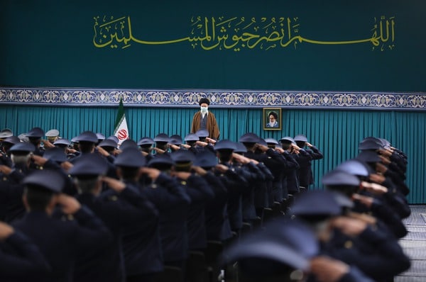 خبر دز سوم واکسن پشت بلندگو..!!!
بی‌توجهی ما و بالا رفتن آمار جان‌باختگان
کرونا؛ امام خامنه‌ای را بر آن داشت تا این
خبر را اینطور در ملاقات با همافران اعلام
کنند و مردم را به دریافت واکسن ترغیب 
کنند.

#بی_تفاوت_نباشیم
#واکسن