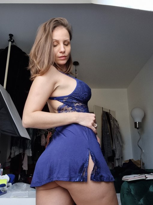 FRONT OR BACK? 💙 #MaryWet https://t.co/vIJhlmJbB6<a href="/tag/marywet"class="tags">#MaryWet</a>