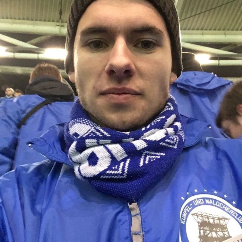 Dominik ist 26, hat seinen Stammplatz in der Nordkurve und ist auch auswärts mit dem #S04 immer dabei. Jetzt ist er an Blutkrebs erkrankt, eine Stammzellspende ist überlebenswichtig. Deshalb lasst euch für ihn bei der <a href="/DKMS_de/">DKMS Deutschland</a> registrieren!🔵⚪
dkms.de/aktiv-werden/o…
