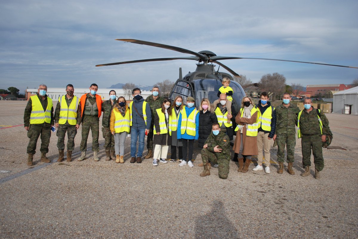 MADOC_ET's tweet photo. La #ACAVIET con la fundación Make-A-Wish Spain para cumplir el sueño de Gerard que, junto con su familia, ha visitado las instalaciones de la #ACAVIET, el helicóptero EC-135,  el #CESIHEL y el #BHELTRA-V/FAMET, con su icónico Chinook.
#MADOC25Años https://t.co/ZfPuHbwVzb