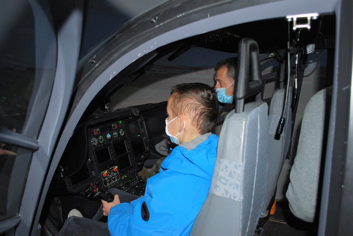 La #ACAVIET con la fundación Make-A-Wish Spain para cumplir el sueño de Gerard que, junto con su familia, ha visitado las instalaciones de la #ACAVIET, el helicóptero EC-135,  el #CESIHEL y el #BHELTRA-V/FAMET, con su icónico Chinook.
#MADOC25Años
