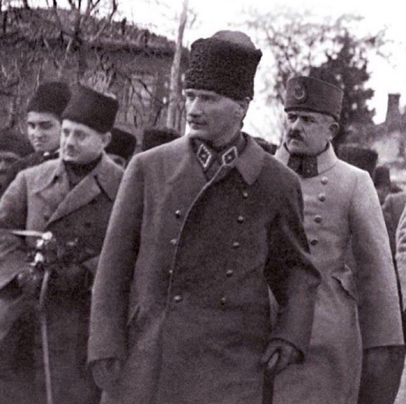 1920, Bursa işgal edilir. Yunan komutan Sofoklis Osman Gazi’nin mezarına gelir, sandukayı tekmeler.
“Kalk da milletini kurtar” diye haykırır.
Osman Gazi, cevap veremezdi.
Padişah işgalcilerle işbirliğinde.
Cevabı, Başkomutan Mustafa Kemal Paşa verdi. Hem de çok ağır bir şekilde.
