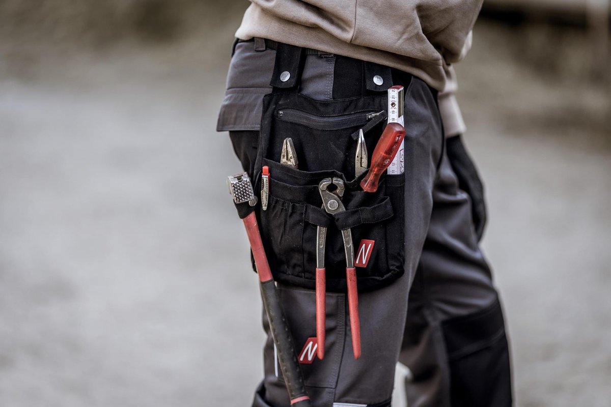 Strohmeier_Tech's tweet photo. Unsere neue Nitras Werkzeugtasche ist ein nützlicher und praktischer Begleiter und kann kurzerhand an jedem Gürtel fixiert werden.🔧

STROHMEIER OWL-Technik 
➡️ Holunderstraße 27, Rheda Wiedenbrück 
➡️ Rigaer Straße 6, Lippstadt 
https://t.co/EQxLA2ibiG

#strohmeier #owltechnik https://t.co/dWeYA5AZsu
