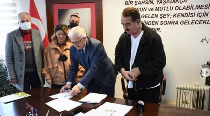 EkolojiR's tweet image. CHP li Burhaniye Belediyesi 24 dönüm zeytinlik alanını, AVM yapımı için ihaleye açtı, ihaleyi alan İbrahim Tatlıses zeytinlik olan alana AVM yapacak. 
Tüm doğa ve yaşam savunucularıyla bu katliam projesine engel olacağız.