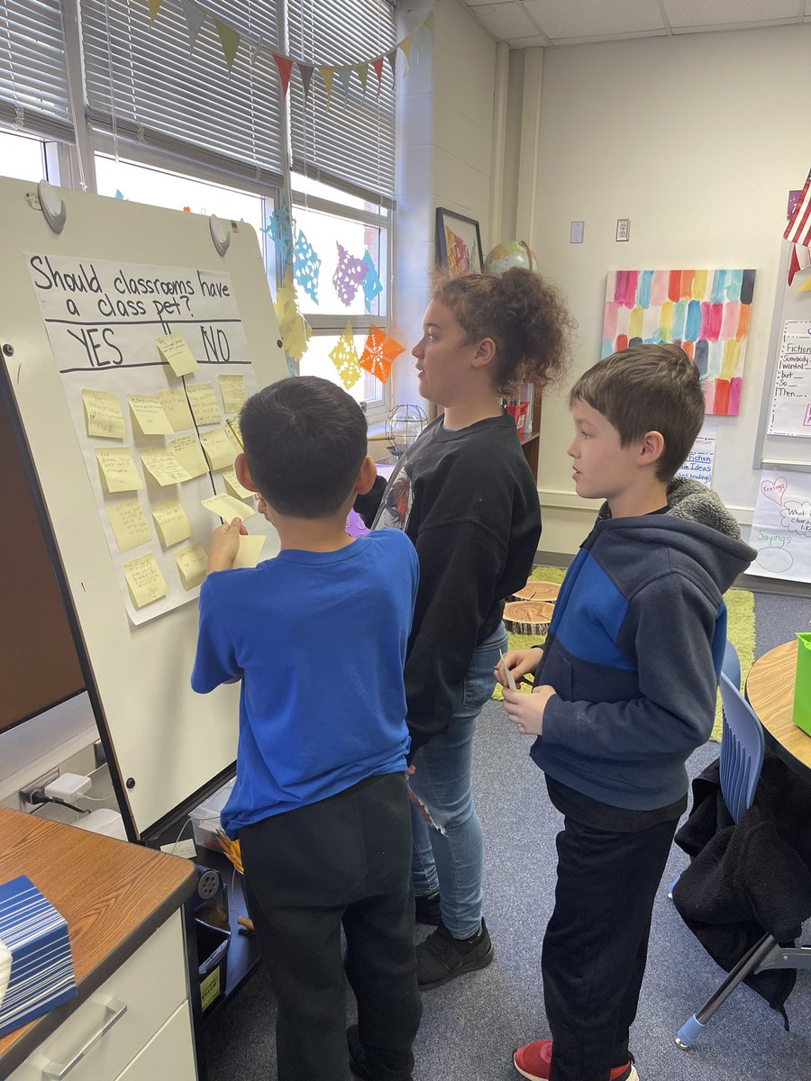 MichelleCross70's tweet photo. Carousel Walk discussing Argumentative texts and supporting evidence. 
@webbcubs#webblc
#webbstudentdiscourse https://t.co/MdKciSVrz1