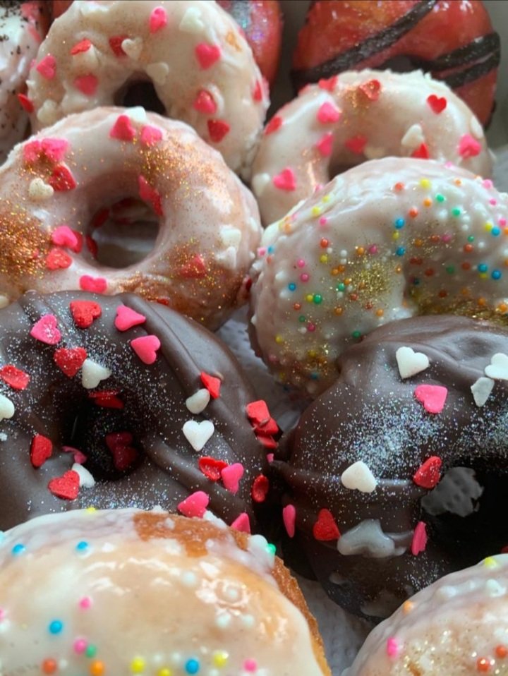 LaOneribpabi's tweet photo. Spoil your loved one's with freshly homemade Doughnuts this VALENTINES DAY 🍩🍩❤

#TiniTwitter https://t.co/LZ5wSI6XIJ