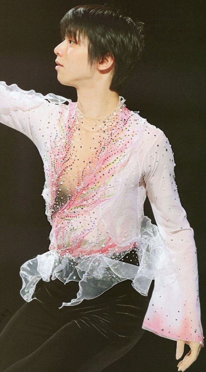 yuzurspooh's tweet photo. yuzuru hanyu always has the best outfits https://t.co/QdzjXd9jgK