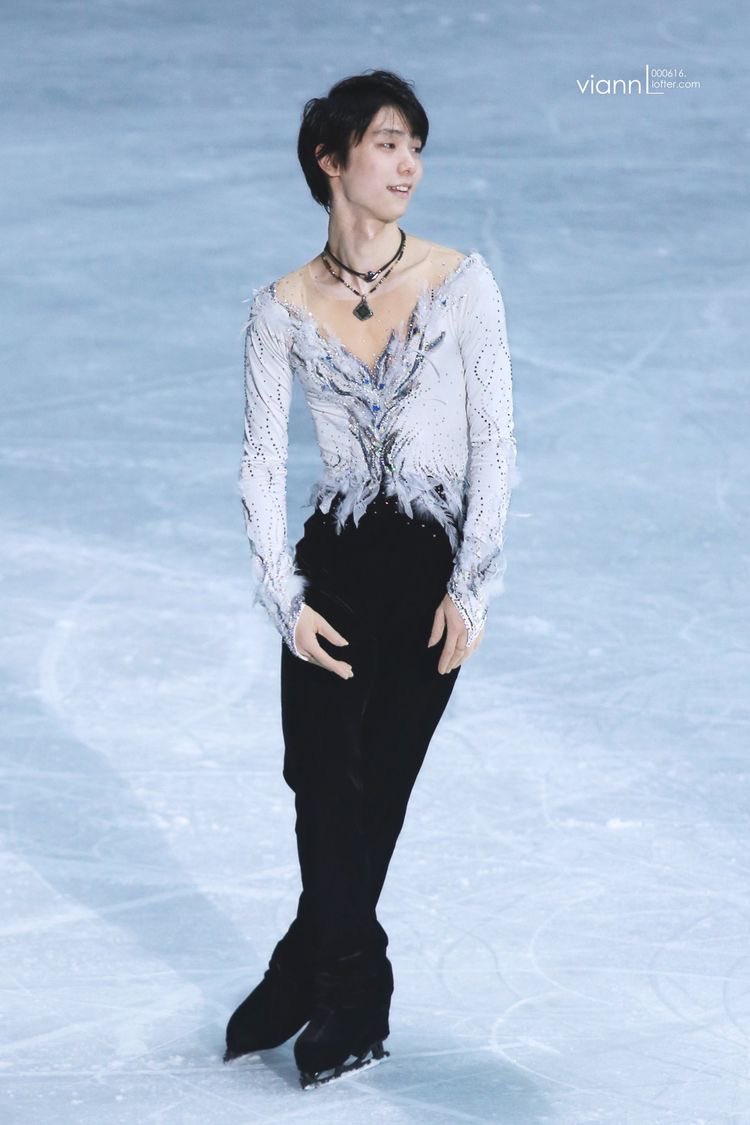 yuzurspooh's tweet photo. yuzuru hanyu always has the best outfits https://t.co/QdzjXd9jgK