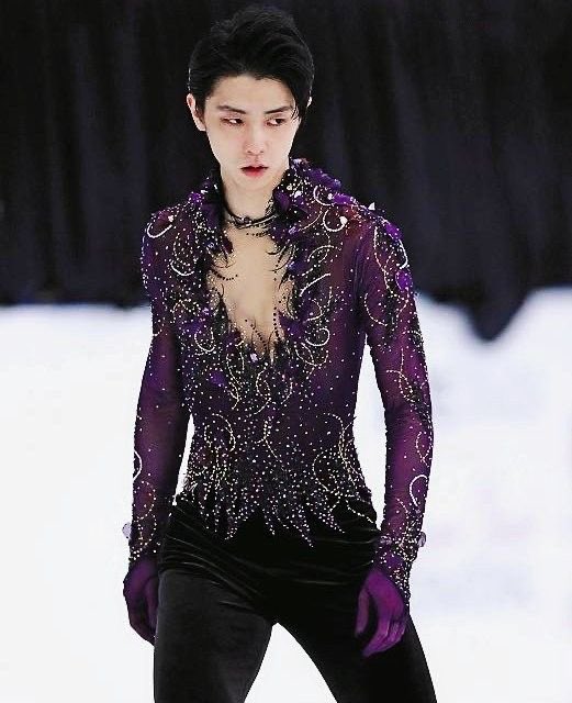 yuzurspooh's tweet photo. yuzuru hanyu always has the best outfits https://t.co/QdzjXd9jgK