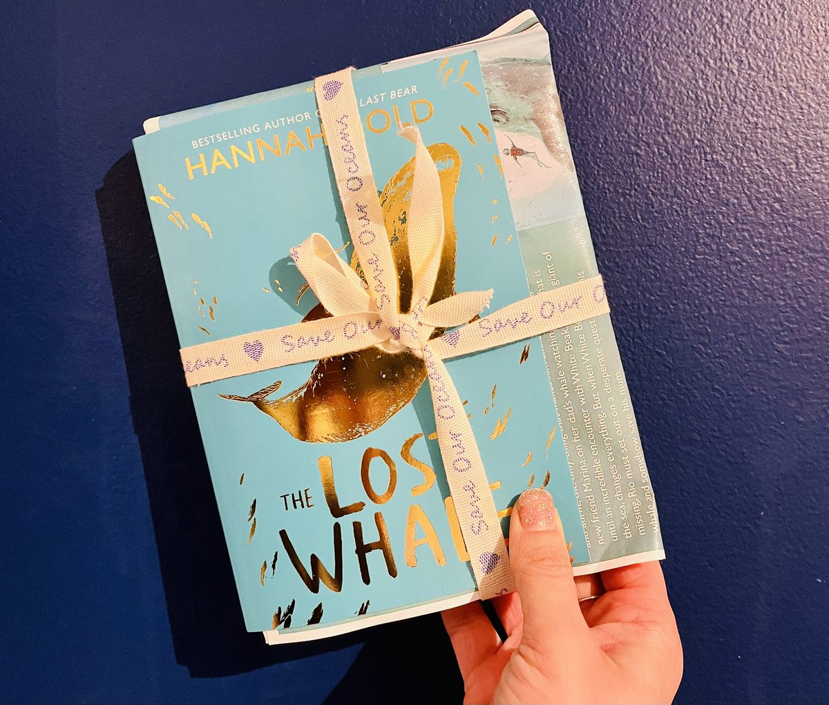 Look what came!!! One of my most anticipated reads of the year!

#TheLostWhale by @HGold_author 🐋 An incredible story about the connection between a boy and a whale and the connection that sets them free. @HarperCollinsCh #LeviPenfold