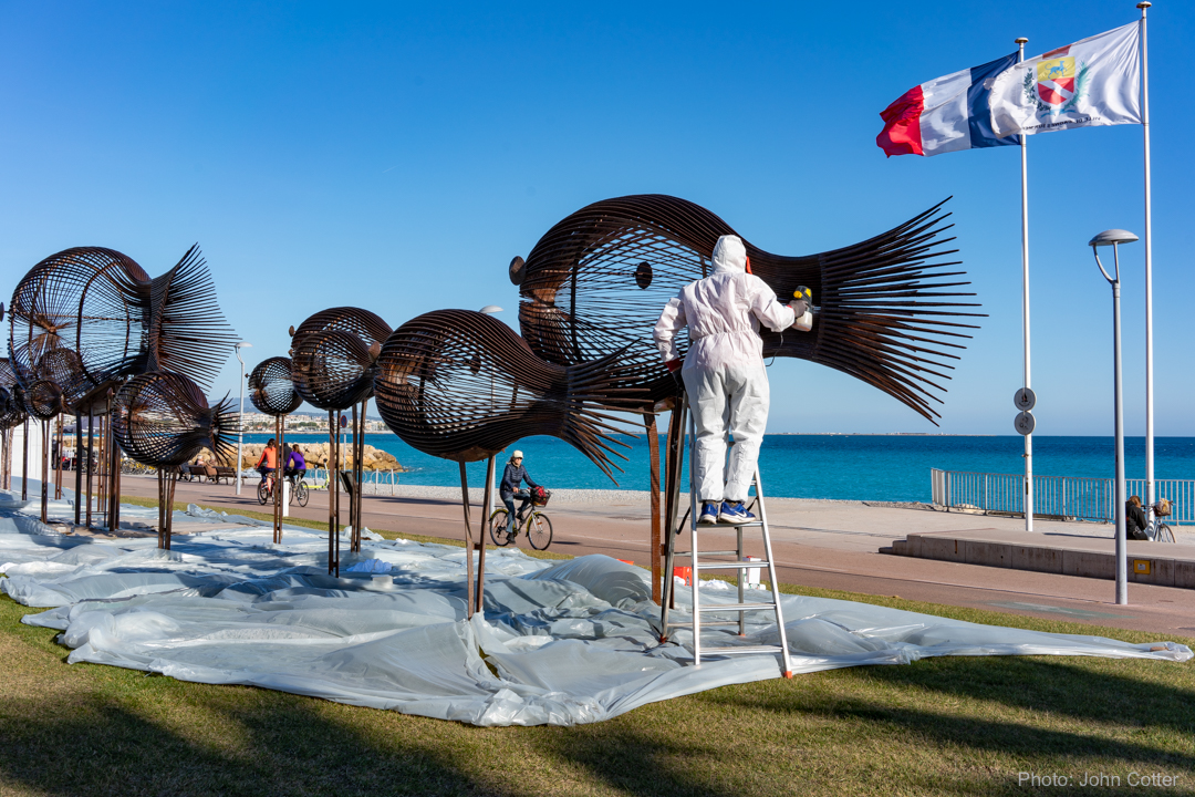 "Cleaning Fish" #crosdecagnes #cagnessurmer #cotedazurfrance #FrenchRiviera #fish #sculpture #Mediterranean Le "Banc de poissons", sculpture de Sylvain Subervie