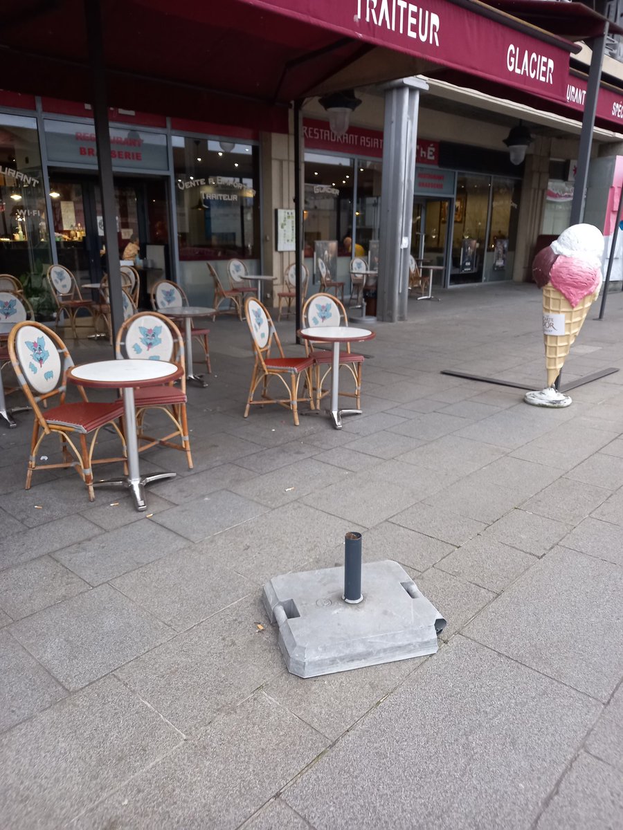 Sauvonsparis12's tweet photo. A cause des individus alcoolisés et drogués qui stagnent collés à sa terrasse, le patron ne peux qu'utiliser que la moitié de celle-ci. Pourtant il paie à la mairie la totalité de l'espace. https://t.co/k5zWW5RVDR
