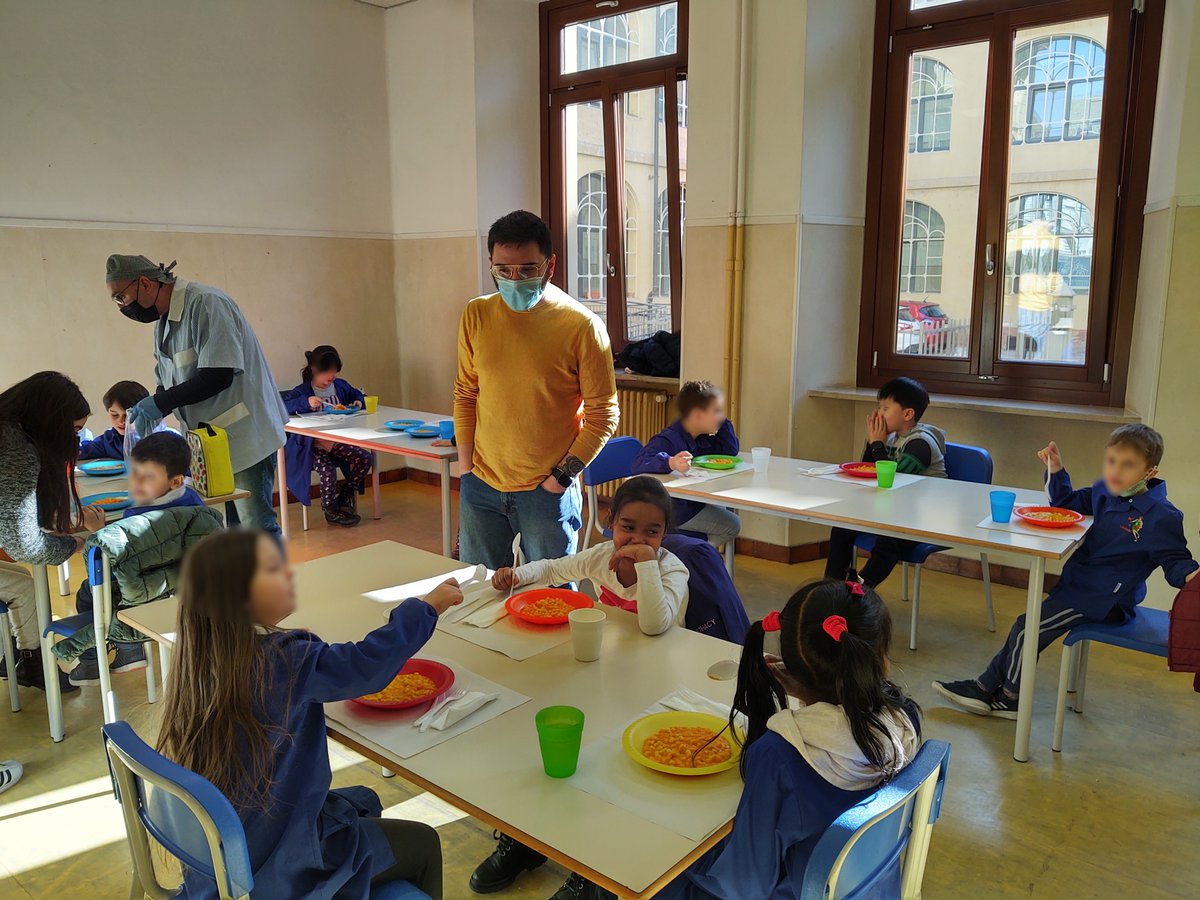ComunediAosta's tweet photo. Oggi visita dell'assessore @SamueleTedesco agli utenti della #refezione dell'IS S. Francesco.
Prossimo appalto per servizi integrati vedrà quali principi cardine attenzione all'ambiente, riduzione della plastica ed educazione alimentare, con coinvolgimento di genitori e  alunni. https://t.co/i8ZCLqsz2N
