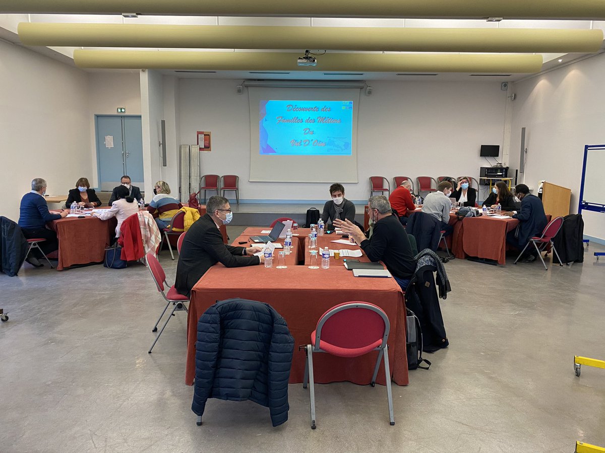 DeazevedoJP's tweet photo. Les #DDFPT du #valdoise & @ecoleentrepr95 se réunissent pour proposer un événement départemental afin de présenter les Familles des Métiers de la voie Professionnelle avec l'appui et l'accord des chef.fe.s d'établissement, IEN, auquel s'associe pleinement la direction académique https://t.co/WFe7oErLx9