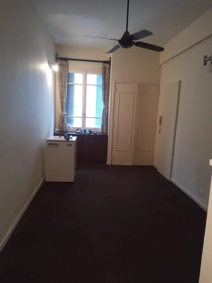 Estoy en la semana tres de buscar departamento en Capital. No se lo deseo a nadie. Oferta nula y precios delirantes como esta pesadilla de David Lynch que vale 23.000 pesos + 9000 de expensas. 20 metros cuadrados, aparte. 32 lucas por vivir en un DLC de Control.
