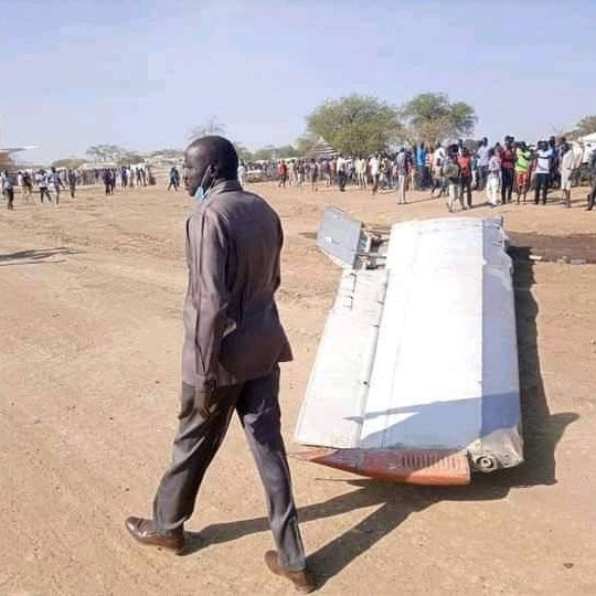 AviaExtreme's tweet photo. 🚨 𝙉𝙀𝙒𝙎 🚨
An-26 South Sudan Air Force. According to preliminary information, during landing, the side hit the wheel with a pothole on the runway, as a result of which the left plane separated from the center section. 08-FEB-2022
#aviationgeek
#aviation
#aviationfails https://t.co/BQza607szd