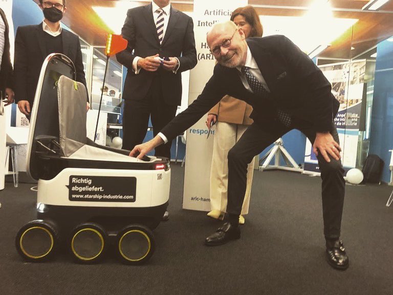 HH_BWI's tweet photo. Heute war die Eröffnung des Showroom von @aric_hamburg. Hier wird Künstliche Intelligenz (KI) sicht- und erlebbar.

Alle Infos zur Eröffnung und Showroom finden Sie hier: https://t.co/Z3ubNPZeP6 https://t.co/wRsYM3pP62