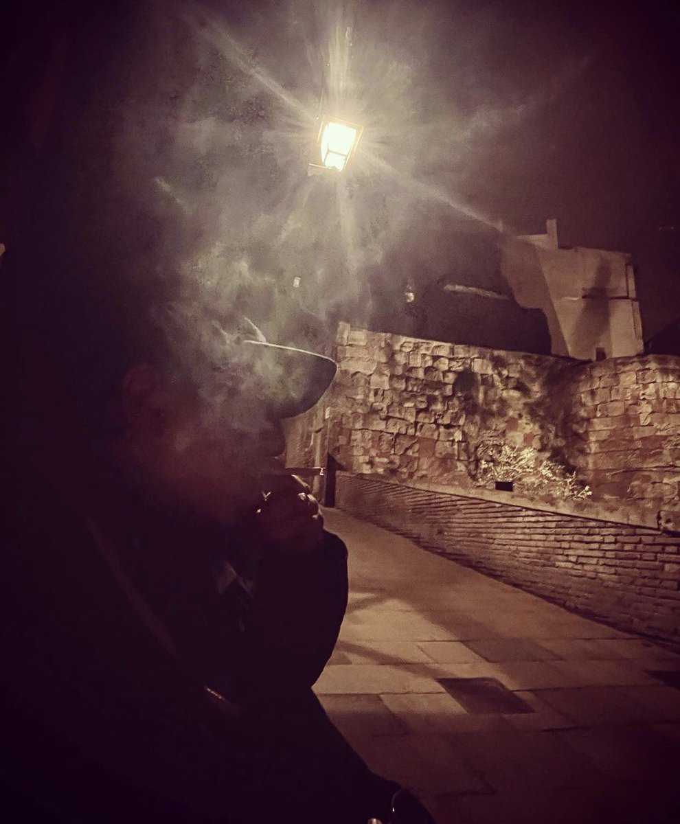 52 yaşımdayım, hala çok hata yapıyorum, çook, kendime kızıyorum hep, ama;
hala umutlarım da var. 
Ah, Türkiye’ye çok üzülüyorum, bu zor duruma, okuduklarıma içim ağlıyor. “Beraber büyümek” ne güzel olurdu hala bekliyorum.  Büyümek… Beraber…
Ne büyük umut tüm bir ömürde…