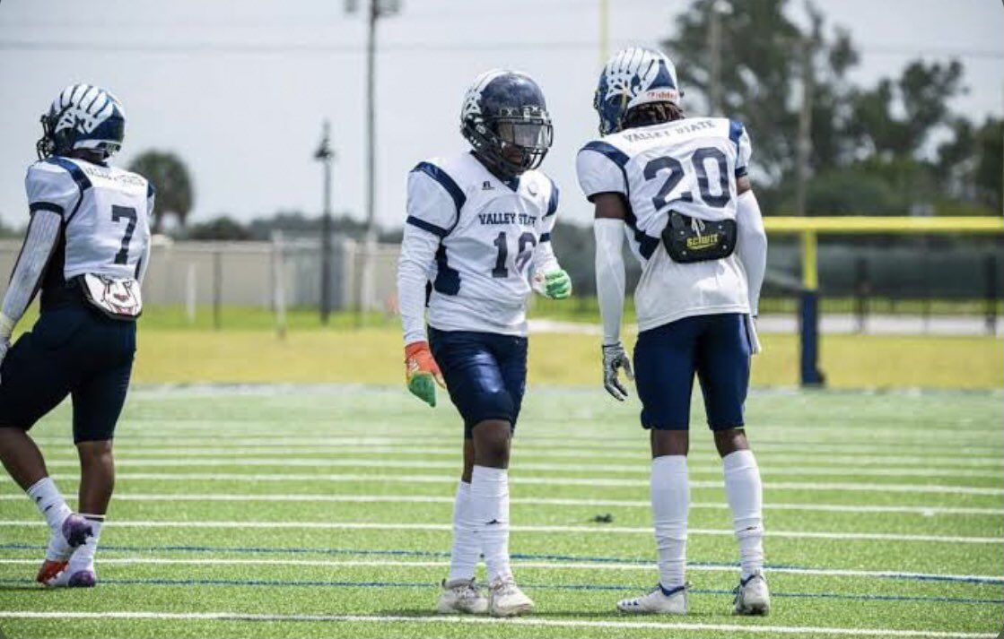 Mj_Wantuadi's tweet photo. Blessed to receive an offer from Valley state! @ValleyStateUSA @MVFootballBears @CoachRaw_ @CoachJP4 @BossCross76ers https://t.co/cmHDsr6VxG