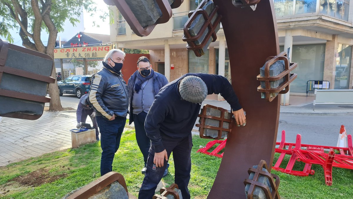 andreucaballero's tweet photo. Inca té un nombre significatiu d'obres artístiques integrades dins la xarxa urbana. Aquests dies s'ha restaurat l'escultura "Anell
nou", de Josep Maria Sirvent. Els treballs han estat supervisats pel mateix artista. #PatrimoniInquer #ReiniciamInca https://t.co/WTxu2fLVKq
