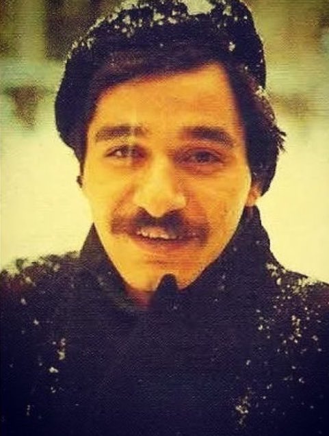 filmcesi's tweet photo. Şaircesi:

“Gözlerin ipekyoludur ömrümün Yalnızlıktan gelir yalnızlıklara gider Düşülür her şeyin altına bir tarih Soluksuzum günlerdir geceler uzar  Yaşamak dünyayı ödüllendirmektir artık…”

İyi ki doğdun @ahmeterhan_ 
#AhmetErhan https://t.co/Mvs4RYJWOv