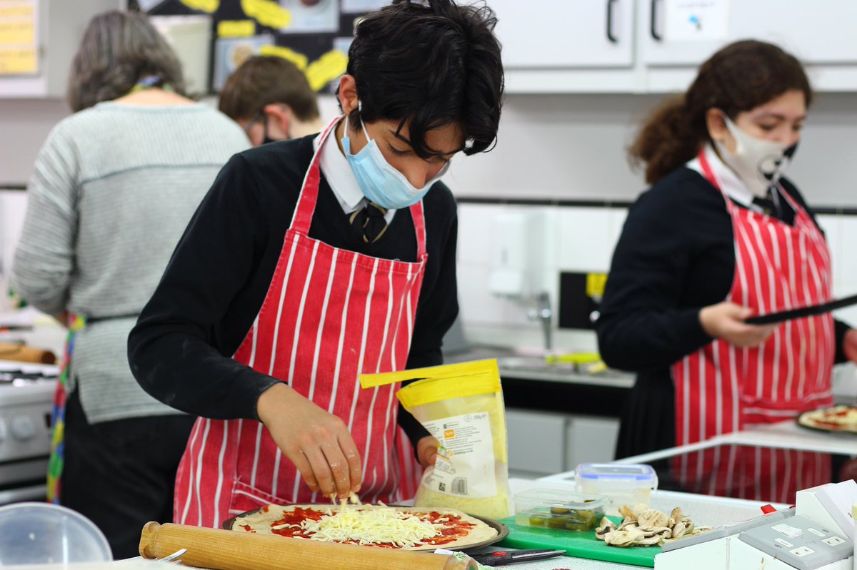 Pineapple on pizza??? 😱
 
Looks like it’s a popular topping with our year 8 students!

#WoodbridgeTechnology #WoodbridgeFoodTechnology #youngchefs #pizza #yummy #italianfood #wearewoodbridge #pizzapizzapizza