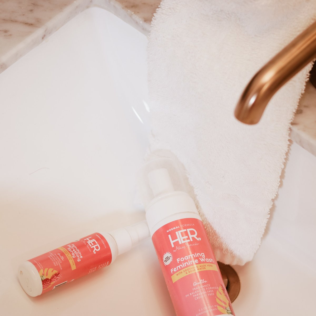 AlikayNaturals's tweet image. @herbyalikay 🍍🌺Softly scented #FoamingFeminineWash and #RefreshingSpray rejuvenate your #HER back to normal!