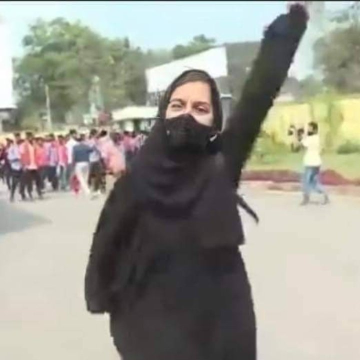 Nadeemnk0's tweet photo. #Sherni ki jurrat or himmat ko salam...!!!!

POWER OF #MuslimGirls
POWER OF #Hijab ✊🏻

#AllahuAkbar 
#HijabisOurRight https://t.co/SA89fseJN2