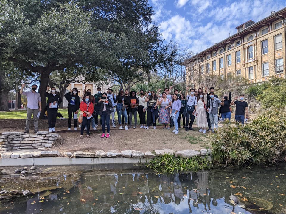 UTexasGlobal's tweet photo. At the beginning of each semester we have the opportunity to take our English Language Center students on a campus tour. We love getting to know all the new faces and introduce them to the @UTAustin community. #UTELC https://t.co/mJHq8mzohg