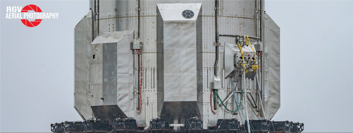 CSI_Starbase's tweet photo. (1/4) #Starlink dishes have been a feature on almost all of #SpaceX fleet of massive vehicles for a while now. On #StarshipSuperHeavy there are currently four of them located on the #COPV covers. I won't ruin this amazing rainy day shot by circling it.
📸:@RGVaerialphotos https://t.co/YyqC5q2Cqj