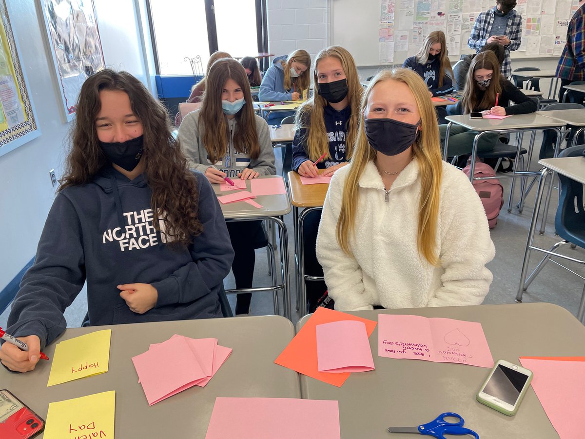 Making Valentines for our nursing home project ❤️#ALLChesapeake #serve22 <a href="/IMChesapeakeHS/">Chesapeake High School</a> <a href="/keyclub/">Key Club</a>