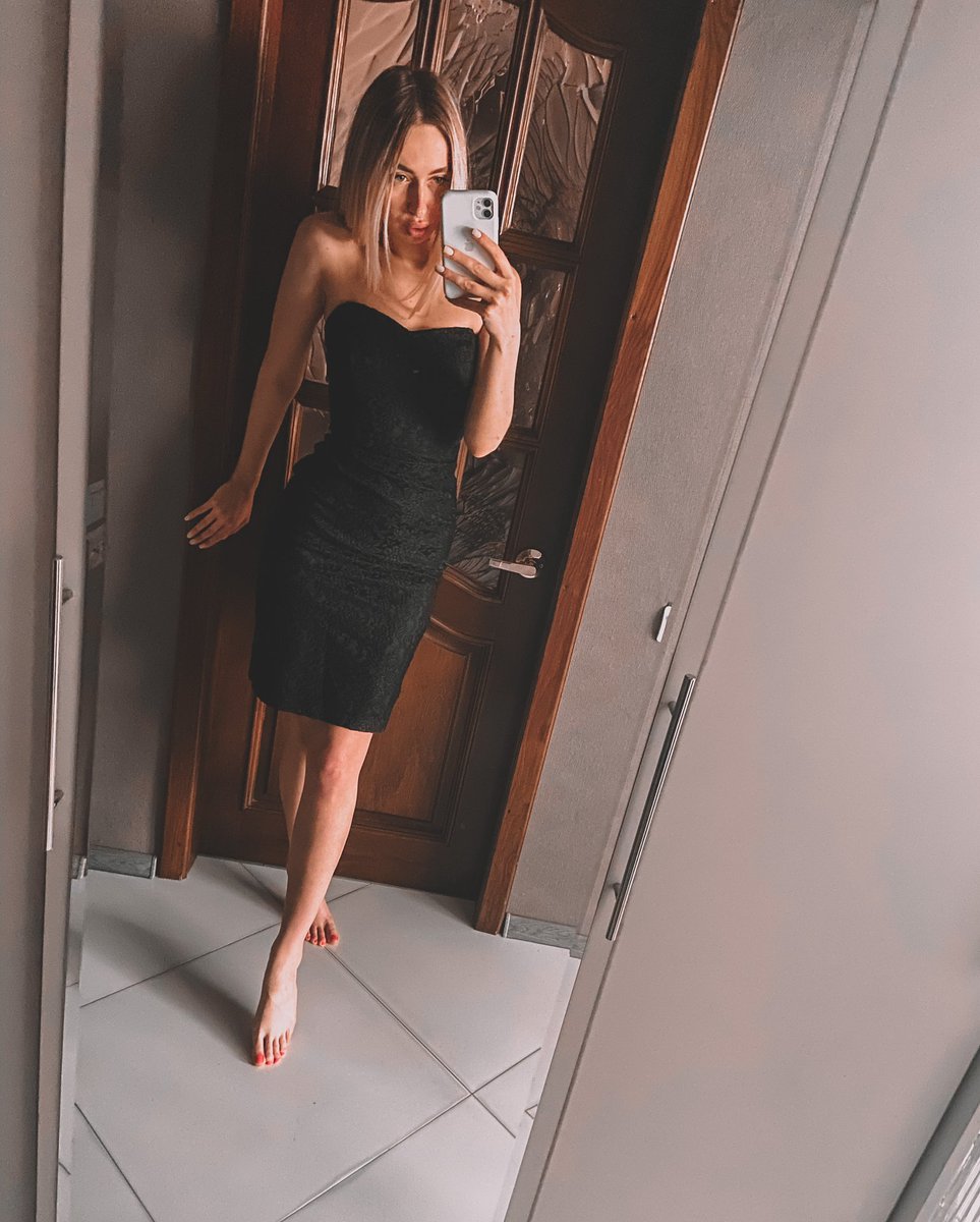 KateDollModel's tweet photo. I'm so elegant in this little black dress🔥👌😋Want to see what it's covering?😏
/
/
/
#prettywoman
#littleblackdress
#officiallook
#fulllips
#barefeet
#goodbodyshape
#partytonight
#brunetteanddarkeyes
#yesmaastricht https://t.co/N2KHaoVE8j