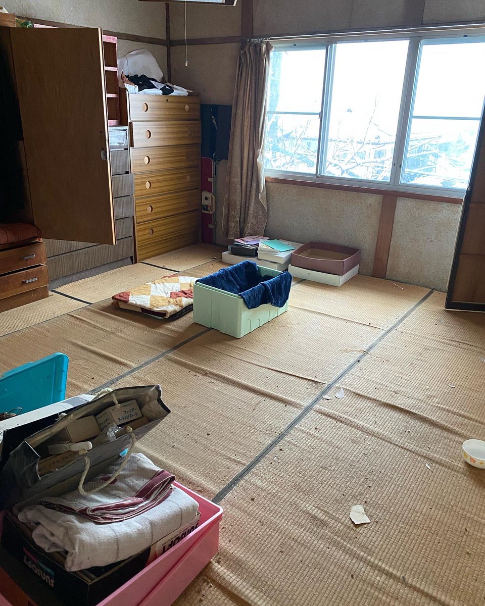 Shiba_Yo_'s tweet photo. 里親募集　

2022年1月12日(火)

前日、猫が生きている事が
分かったので、翌日早速
片��けに。
3時間半掛けて猫がいた
２部屋片付けをしました。
トイレも全て砂を変えて
綺麗に。発泡スチロールも購入して寒さ���しのげるベッドを。餌、水もセットして、
又明日来るからねと声を
掛けて帰りました。 https://t.co/Z7YG6dtrk5