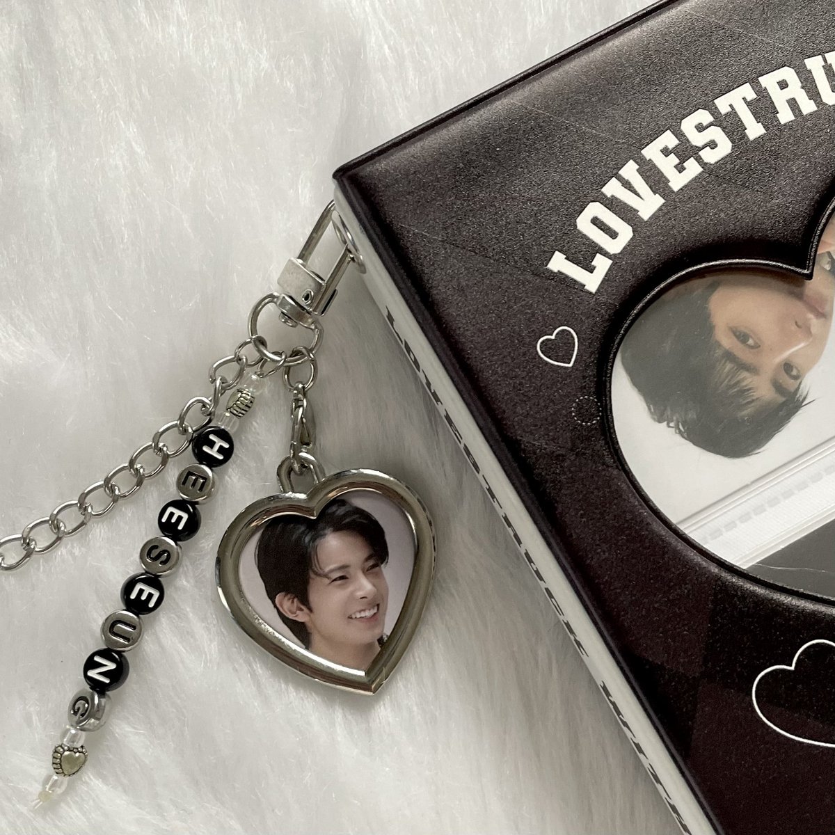 ASHIYEONZ's tweet photo. 𓂋 lovestruck coll book

#ashispends ᵕ̈ [ 020822 mail ]

my first ever coll book arrived n my non 4p agendas finally have new home < 3 tysm @cometscrush for the vv smooth transac &amp; for packing it super well, it’s even prettier in person !

#COMETfeedbacks https://t.co/ap0KO4YpOL