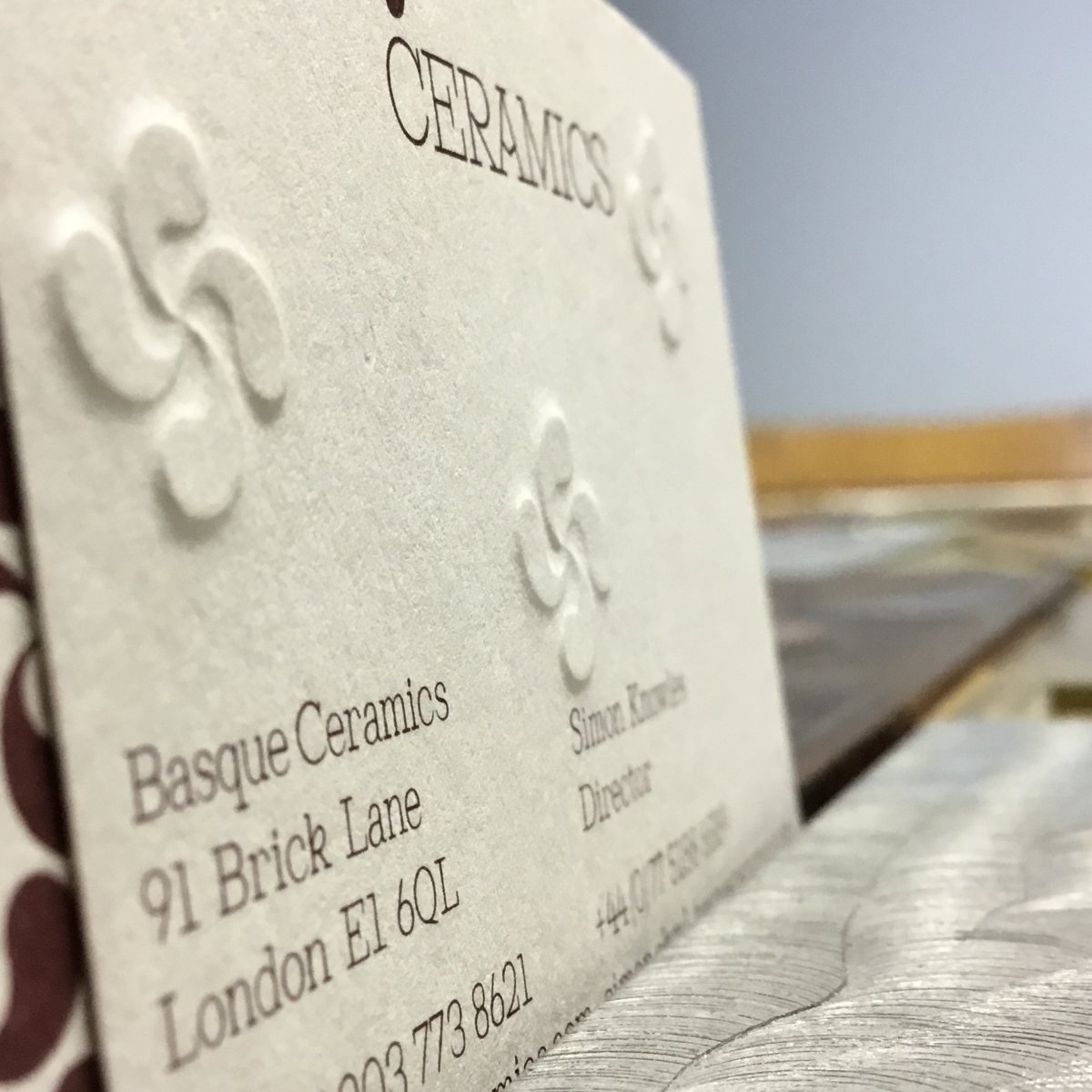 EmtonePrint's tweet image. #emtonebusinesscards
Basque Ceramics wanted their logo both sides so we used a 270gsm stock and max pressure when debossing.
Print: 4 colour digital
Paper: Colorplan Mist
Finish: Blind deboss
#creativepaper #deboss #colorplan #digitalprint #emtone#propergood
@GFSmithpapers