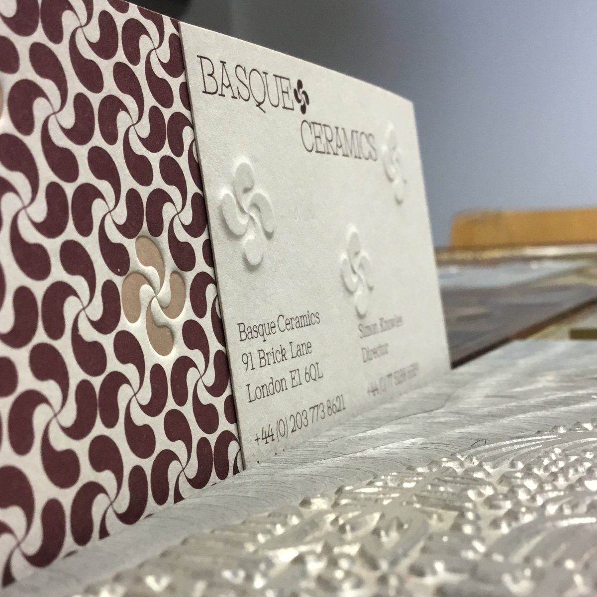 EmtonePrint's tweet image. #emtonebusinesscards
Basque Ceramics wanted their logo both sides so we used a 270gsm stock and max pressure when debossing.
Print: 4 colour digital
Paper: Colorplan Mist
Finish: Blind deboss
#creativepaper #deboss #colorplan #digitalprint #emtone#propergood
@GFSmithpapers