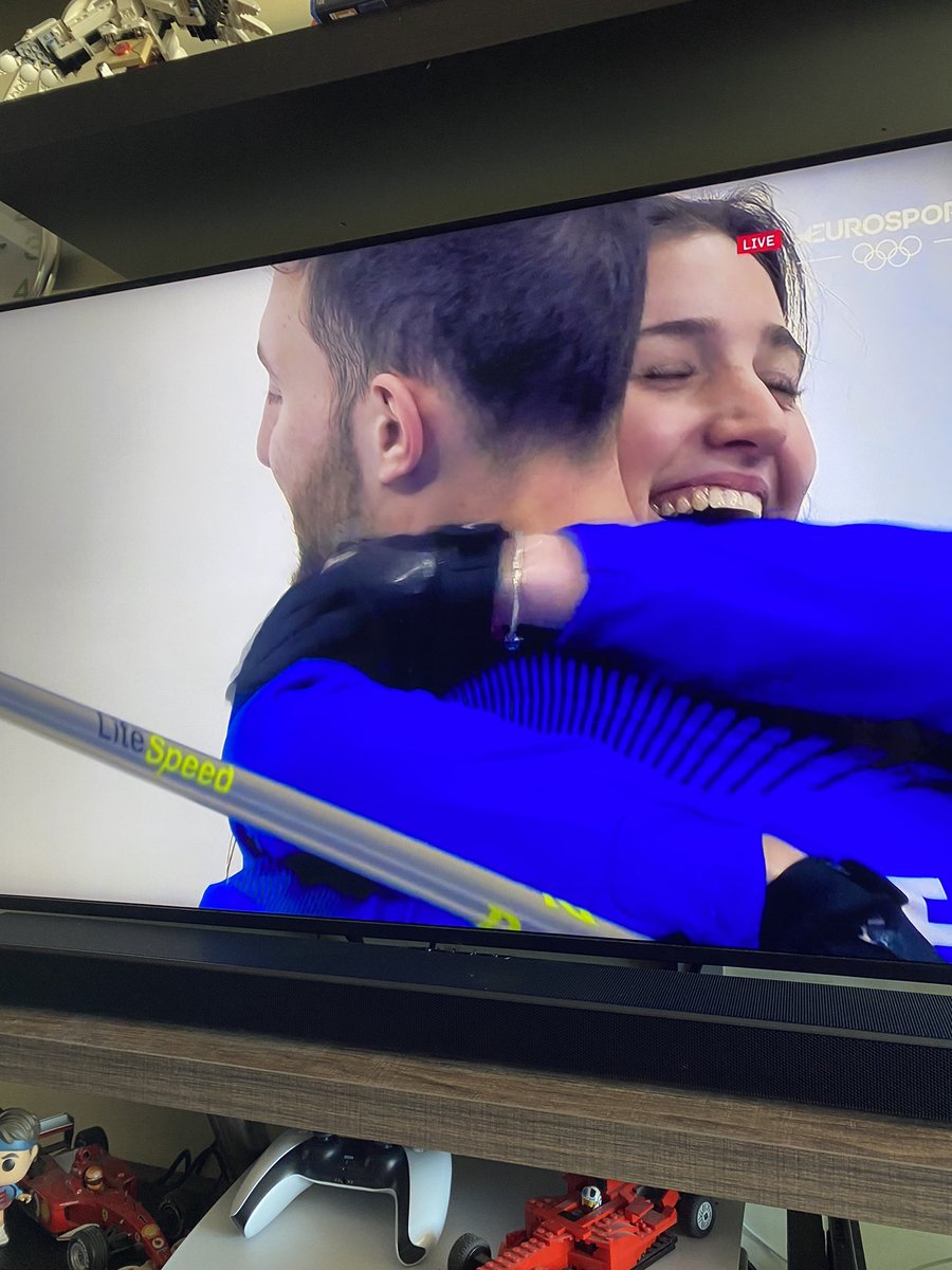 rickprojet's tweet photo. Immensi, meravigliosi e epici che bellezza.
Due ragazzi d’oro 🥇🥇 #Curling #Beijing2022 https://t.co/bvBYHNUuzF