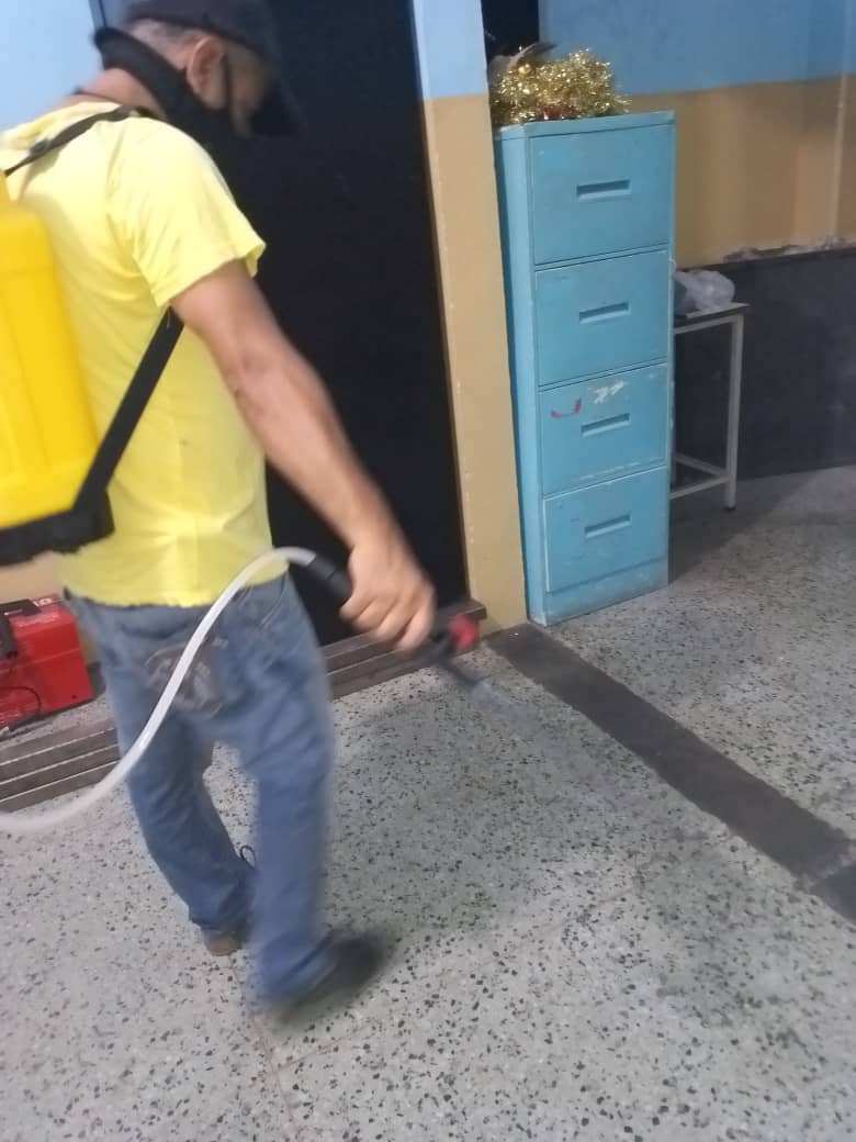 ANTONIOSANMIGU1's tweet photo. E.B Monseñor Sanmiguel 
Desinfección  institucional por parte del sr. Nelson Quevedo .
@GuasimosCra 
@clifpguasimos 
@Berzabethg1 
@ZonaEducTachira 
@MPPEDUCACION https://t.co/HXfUue0uRL