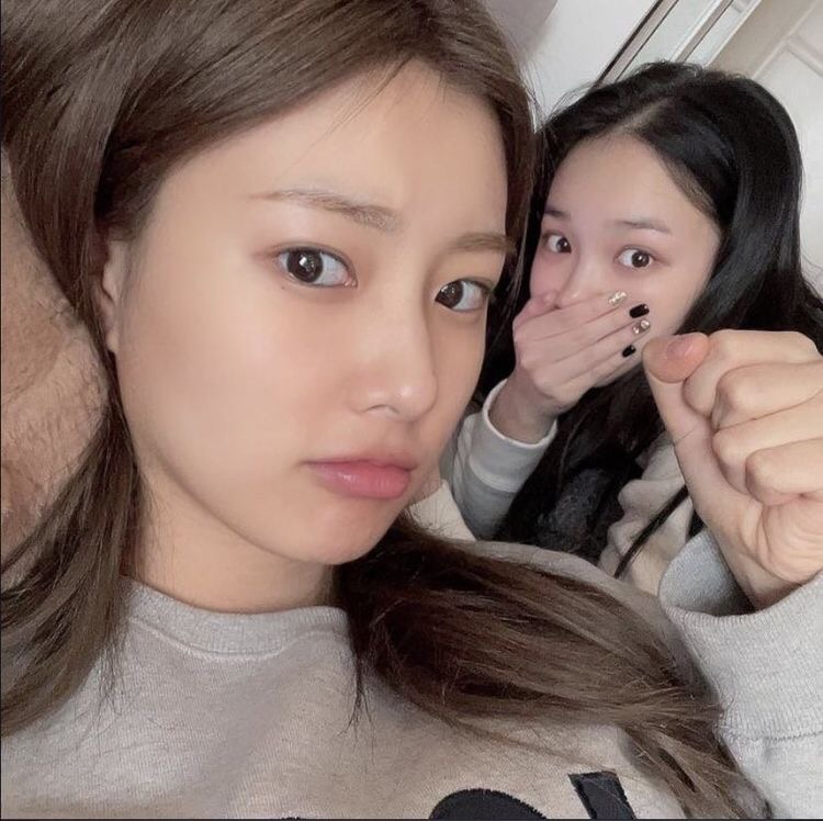 hourlykcw's tweet photo. with @hyewonhrly <3
#CHAEWON #김채원 https://t.co/TdyAJyyrBK