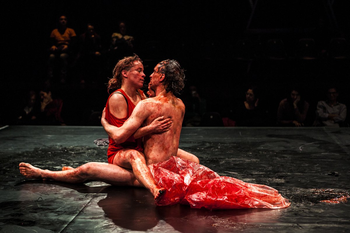 teatrontweets's tweet photo. Anabella Pareja Robinson escribe sobre el ciclo 'Katharsis' del Teatre Lliure, en particular sobre 'Silenzio!' de Ramona Nagabczyńska, 'The Hamartia Trilogy' de Jaha Koo y 'Together' de Leja Jurišić y Marko Mandić.
👉https://t.co/01IwUVYZPd. https://t.co/6Ro5vtEvIn