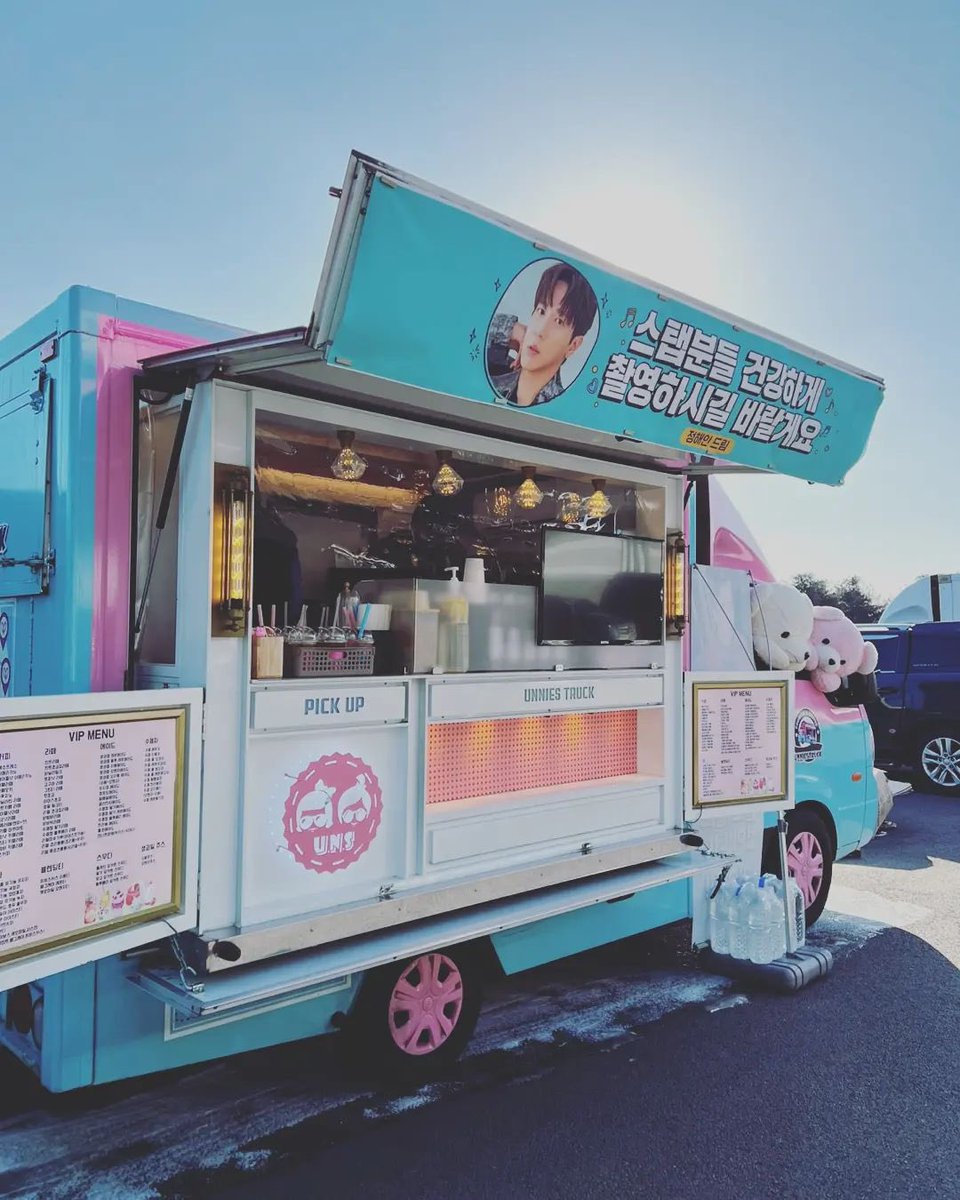 cathjung22's tweet photo. Jung Hae In food support to Yonghwa uwu ☺️ https://t.co/sUPLiO2jgt
