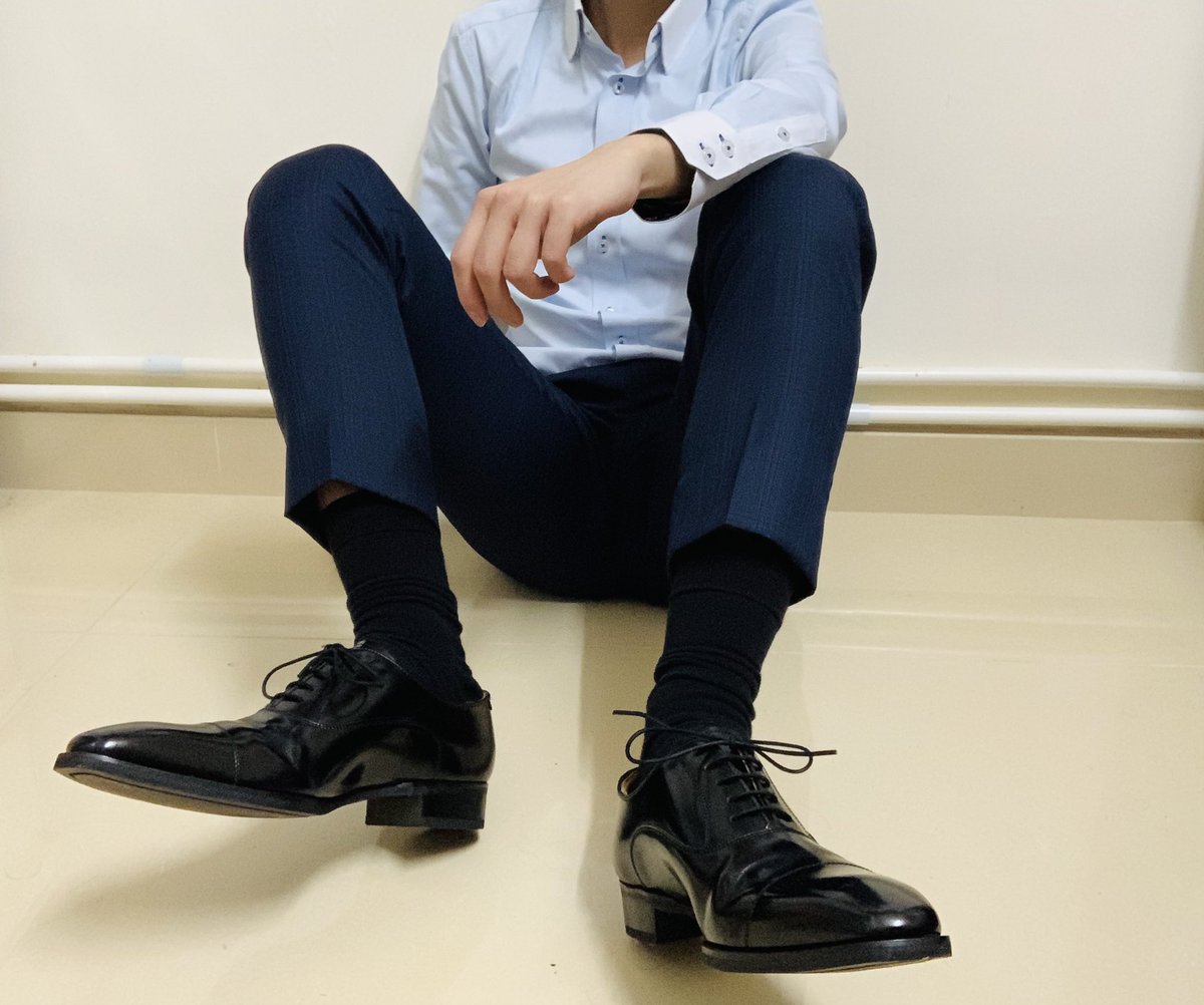 decentofficeboy's tweet photo. Wish you a good start of work in the new year of Tiger 🐯💪🏻
New shirt, new pants, new socks and new leather shoes 🤪
#Regalshoes #leathershoes #hksuitguy #suitfetish #socksfetish #fun https://t.co/F1lmvF2lKN